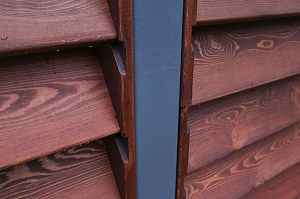 Элегантный забор из планкена и кирпича на Прохладном озере