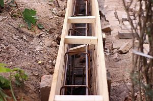 Элегантный забор из планкена и кирпича на Прохладном озере