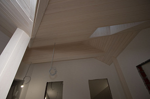 Лесобиржа-Спб: Элитная отделка потолка ангарской сосной в 