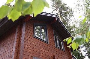 Комплекс работ по покраске деревянного дома с балками на террасе и стобами