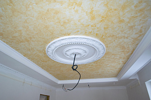 монтаж полиуретановой лепнины на потолок