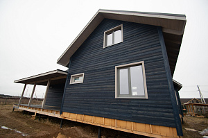 скошенная доска на фасаде