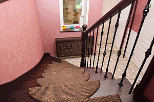 Забежные ступени, кованые балясины и ясень: история одной лестницы, рожденной в содружестве с клиентом