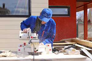 Фасад с характером: Сочетание лиственницы, сосны и камня в Honka Family Club