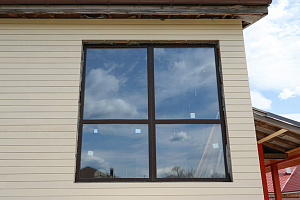 Фасад с характером: Сочетание лиственницы, сосны и камня в Honka Family Club