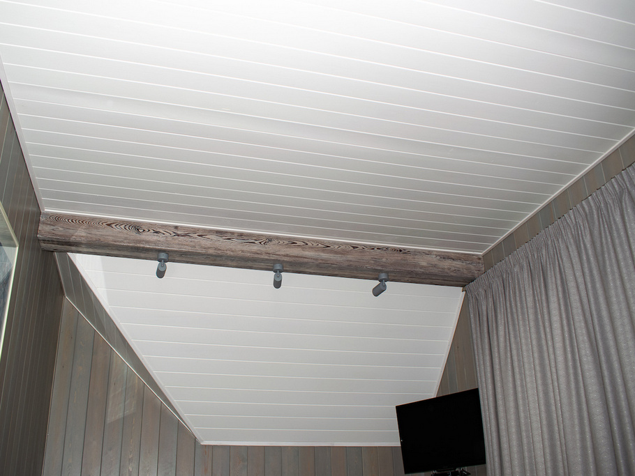 Идеальная гладкость и чистота: секрет премиальных потолков из ангарской сосны