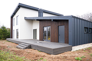 Премиальная отделка фасада и террасы лиственницей: проект ЛесоБиржи на Ладожские Берега