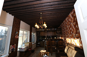 Домашний бар, в который хочется приглашать: как грамотная отделка потолка превратила обычное помещение в место для изысканных вечеров