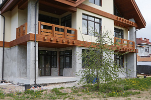 Холодная монументальность камня и живое тепло дерева — идеальный дуэт для фасада, который не оставит равнодушным