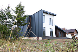 Премиальная отделка фасада и террасы лиственницей: проект ЛесоБиржи на Ладожские Берега