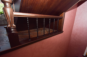 Забежные ступени, кованые балясины и ясень: история одной лестницы, рожденной в содружестве с клиентом