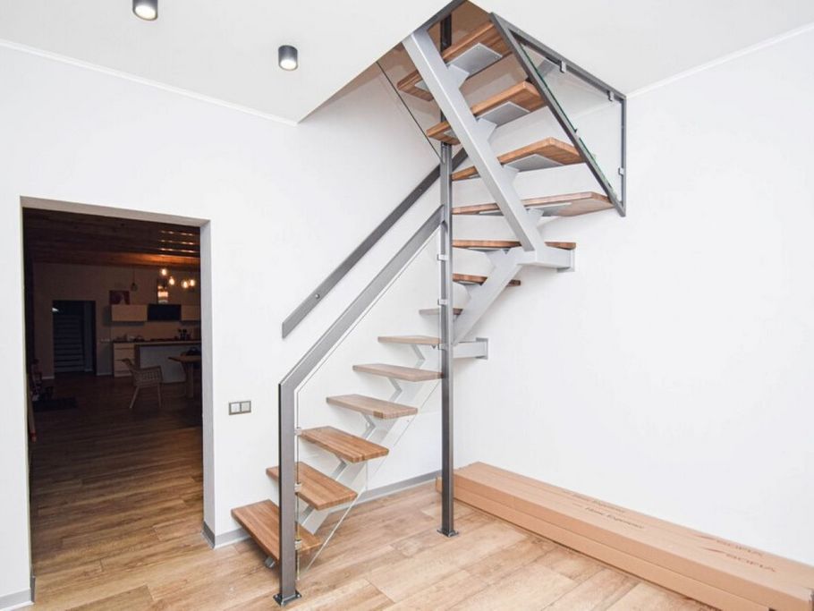 Индустриальный шик и природное тепло: дуб, сталь и стекло в идеальном сочетании