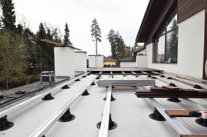 Инженерное совершенство: регулируемые опоры, алюминиевые лаги и термоясень для вашей кровли