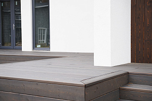 Премиальная отделка фасада и террасы лиственницей: проект ЛесоБиржи на Ладожские Берега