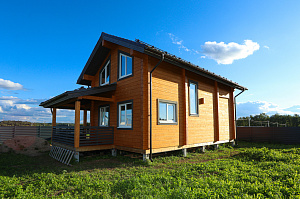 Карцево: шлифовка и покраска дома из клеёного бруса для «Нордвуд» — защита Tikkurila Pinja W-Oil (5070) и акценты RAL 7024