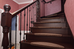 Забежные ступени, кованые балясины и ясень: история одной лестницы, рожденной в содружестве с клиентом