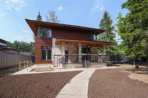 Лиственница + термолиственница + покраска Renner в цехе: почему эта комбинация делает фасад неуязвимым к влаге и времени