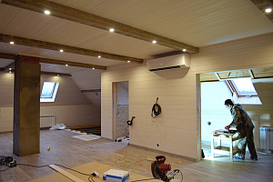 отделка потолка брашированной вагонкой