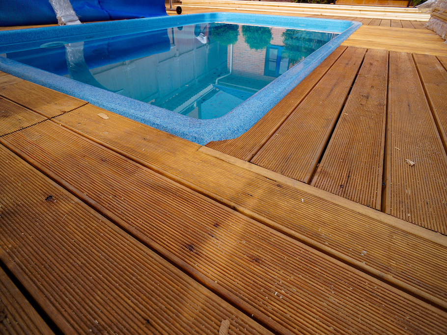 Черничный: безопасный настил для бассейна из лиственницы «вельвет» — комфорт, которому не страшна вода