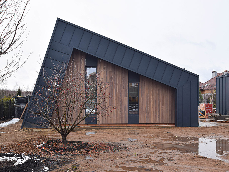 Красная Горка-2: детали, решающие всё — как термоясень и врезные углы создали идеальный фасад