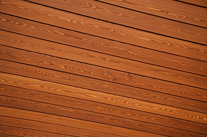 Холодная монументальность камня и живое тепло дерева — идеальный дуэт для фасада, который не оставит равнодушным