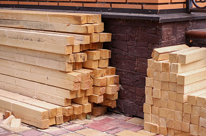 Элегантный забор из планкена и кирпича на Прохладном озере