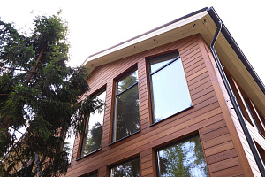 Петергоффские аллеи требуют статуса: как термолиственница преобразила каркасный дом в элитном посёлке