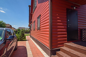 Вишневый фасад и темно-коричневые акценты: история преображения целого участка в Ленинградской области