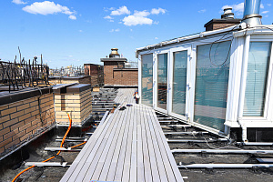 Эксклюзивная терраса из термоясеня на эксплуатируемой кровле в Санкт-Петербурге