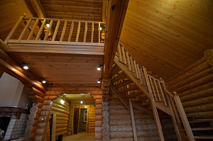Лестница из лиственницы в деревянном доме