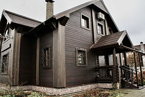 Заводская покраска + скрытый монтаж + контрастные акценты: как мы превратили обычный дом в стильный архитектурный объект