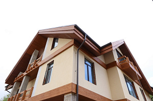 Холодная монументальность камня и живое тепло дерева — идеальный дуэт для фасада, который не оставит равнодушным