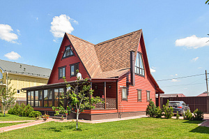 Вишневый фасад и темно-коричневые акценты: история преображения целого участка в Ленинградской области