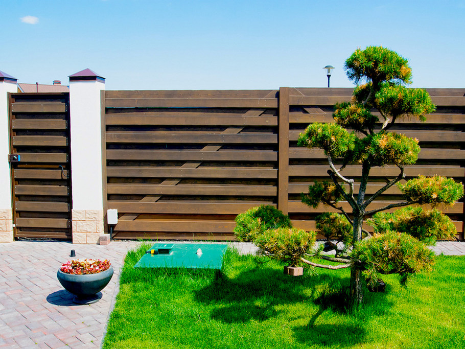 Гармония природы и технологий: автоматические ворота, датчики безопасности и благородная текстура лиственницы