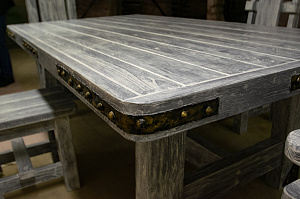 брошюрованный стол с металлическими уголками