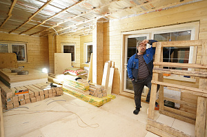 Вдохнуть жизнь в стены: полный цикл отделки дома из клееного бруса