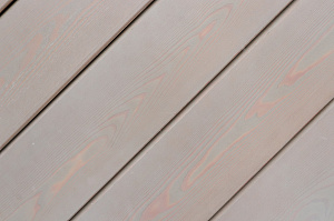 Красота и долговечность: фасад с отделкой скошенным планкеном из лиственницы и покрытием лаком Teknos