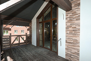 Фасад в стиле Шале: Изысканный коттедж в Новом Щеглово от Лесобиржи-Спб