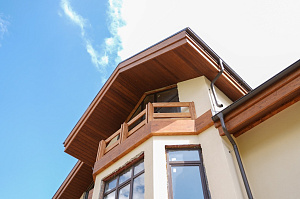 Холодная монументальность камня и живое тепло дерева — идеальный дуэт для фасада, который не оставит равнодушным