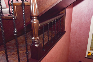 Забежные ступени, кованые балясины и ясень: история одной лестницы, рожденной в содружестве с клиентом