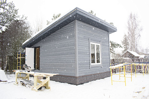 аркасная баня, которая быстро прогревается и долго держит тепло: проект с винтовым фундаментом и качественным утеплением