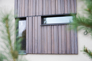 Изысканная терраса из сибирской лиственницы в Солнечной Долине