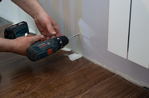 монтаж деревянных реек на стену