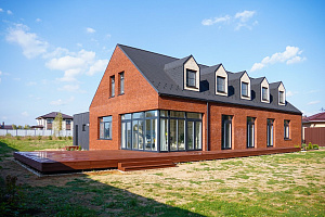 Гармония стиля и функциональности: гараж и терраса из лиственницы в Низово