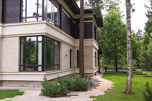 Не верите, что деревянный фасад может служить десятилетиями? Смотрите нашу работу 5-летней давности — она выглядит свежее многих новостроек