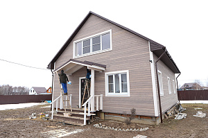 Не просто обшивка, а комплексное решение: вентилируемый фасад, индивидуальный водосток и единый стиль — дом, который будет служить десятилетиями