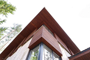 Лиственница + термолиственница + покраска Renner в цехе: почему эта комбинация делает фасад неуязвимым к влаге и времени