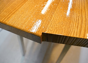 Эксклюзивное лакирование подоконника-столешницы из ясеня: блеск 'Магма' для дома в Петровские Сады