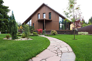 Скрытый крепёж САМО, цеховая покраска и масло Renner: почему термоясень — лучший выбор для статусного дома в Ленинградской области