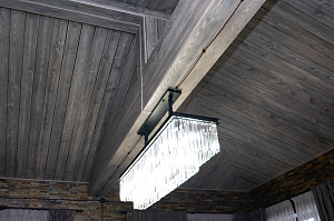 отделка потолка брашированной доской 2